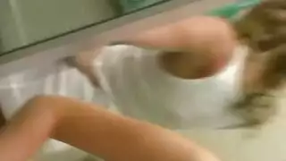 خادمة بطن كبيرة تأخذ عدة أعضاء ذكورية