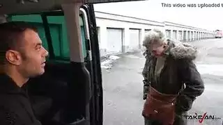 فتاة السيارة المثيرة: ميكانيكي ينك فرجها الجشع في السيارة