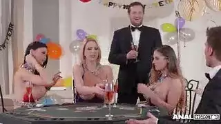 أورجي أثداء كبيرة: ثلاث عاهرات في حفلة نيك جماعي جامحة