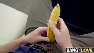 أمهات عاهرة بصدر ضخم تداعب ابنها لمشهد إباحي محرم