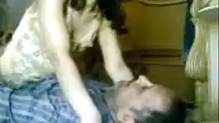 جنس افعلها بنفسك: النجار ينيك العميلة على منضدة العمل