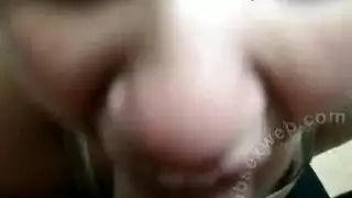 قذف فموي خشن: عاهرة جزائرية تبتلع زبًا ضخمًا