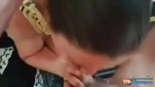 فيلم للكبار: جميلة ناضجة تمص قضيب شاب مفتول العضلات بلعق مبتل