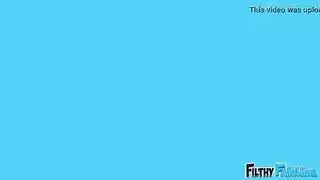 ابن الزوجة الشقية تتوق لقضيب زوج أمها الصلب