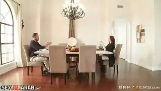 عاهرة مقيمة: سلسلة بورن عن خادمة شهوانية