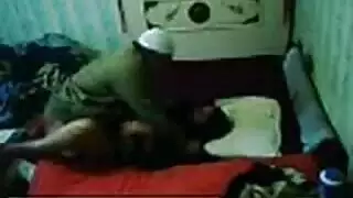 رجل ناضج ملتحي يعطيها وضعية الحفار الإباحية