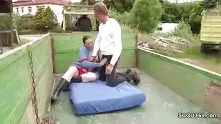 أسلوب ريفي: كوجر ألمانية تأخذ قضيبًا كبيرًا في المزرعة