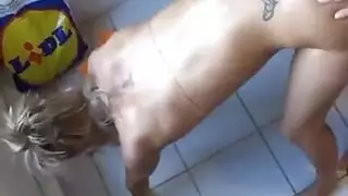 جيبي صديقتك الساديه وبعبصة طيزي