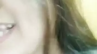 أثداء كبيرة تُصطدم وتُلطخ في مشهد إباحي صريح