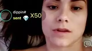 عاهرة ألمانية منمشة تفتح ساقيها وتستمني على الشاطئ