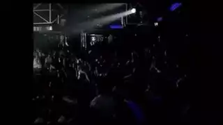 انفجار عاري على الشاطئ من الماضي: مشهد جنس جماعي صاخب