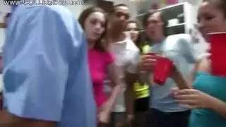 فتيات الجامعة الساخنات في حفلة جنس جماعي صاخبة