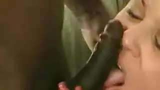 زوجة مثيرة تخلع جواربها وتحصل على فم مليء بقضيب إباحي قاس