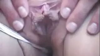 فتاة شقراء تتعرض للضرب بقوة في سرير الجد الضخم