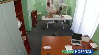 طبيب محنّج يداعب فرج مريضته حتى تتوسّل لممارسة جنس قاسي