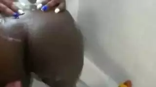 فتيات سمراوات تلعق مؤخرات بعض قبل هزة جماع قوية