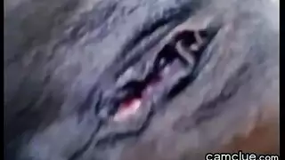 قامت امرأة سوداء قرنية بنشر ساقيها على نطاق واسع لصديق شقيقها ومارس الجنس معها