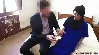 فتاة محجبة وقحة تركب زبًا كبيرًا عكسيًا في شقها الرطب
