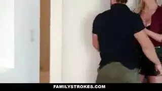 إعادة الصياغة 10: زوجة الأب لا تستطيع تجاهل قضيب ابن زوجها الكبير وتقدم له مصة عاطفية