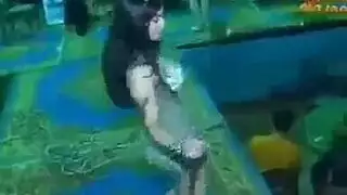 فتاة ساخنة تتحرك جنسياً وتقول أفحش الكلام