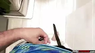 لاتينية ممتلئة الجسم تدمر مهبلها الضيق بقضيب صلب سمين