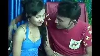 عاهرة المكتب: مدير هندي يسيطر على موظفة مطيعة في مشهد قاسي