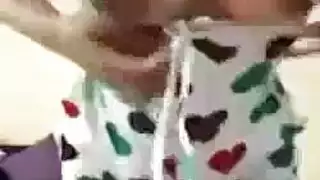 عاهرة كاميرا خليجية تُكشف وهي تظهر ثدييها الضخمين على بث مباشر