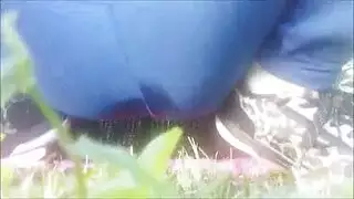 متعة خارجية إكس إكس إكس: فتاة أجنبية تتبول وتعرض فرجها العاري