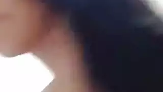 شيميل مفعمة بالأنوثة تتباهى، تخلع ملابسها الداخلية البيضاء، ويبرز قضيبها الضخم