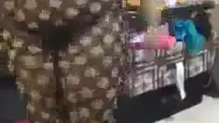 فتاة عربية ممتلئة وجميلة تطحن مؤخرتها الكبيرة في مقطع رقص إباحي جامح