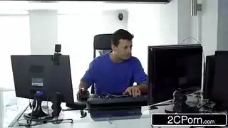 أثداء كبيرة وقضيب أكبر: جلسة جنس فموي إباحية