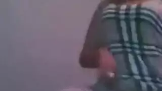 مراهقة جزائرية مثيرة تئن وتكشف كسها الحليق