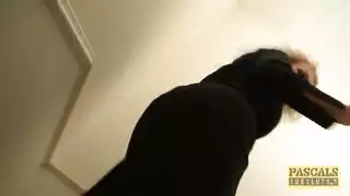 عاهرة معدمة تفتح ساقيها مقابل النقود