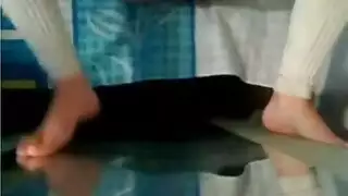 الاستمناء حتى النشوة: شاهد كل جسدها يرتعش وهي تداعب فرجها المبلل