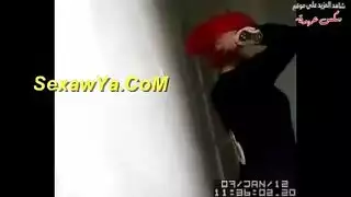 عامل في معمل يمارس الجنس مع محجبة في الخزانة – وقوف و تقبيل عميق