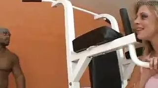 ملكة متحولة جنسياً تهيمن على الديوث المخنث في قصص مصورة صريحة