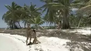 تبادل السحاق ولحس الكس بين بيضاء وسمراء سحاقيتين على شاطيء البحر إباحي مجاني