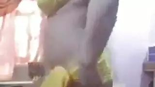 فتيات عاهرات عاريات بالكامل في بيت دعارة