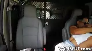 راقصة البطن مثيرة تلاعب نفسها بلعبة جنسية