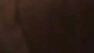 مسمار أسود يملأ فرج امرأة متشوقة بالجنس