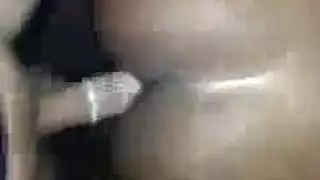 اختناق بلحم صلب: قطة سمراء تمتلك حلقاً بعنف