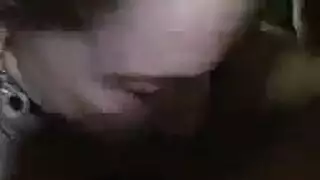 ممارسة جنسية في سيارة عامة: فتاة بملابس عاهرة تُضرب في صندوق السيارة