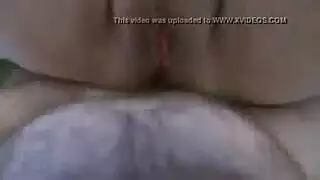 ناضجة مثيرة تأخذ ضربات شرجية على الأريكة