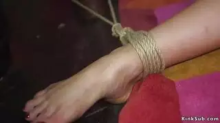 الجيران يسمعون كل شيء بينما يثور الزوجان على السرير