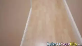 آريا فاي الشابة تستمع بالجنس الشرجي العميق مع رجلها القوي