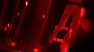 مراهقة ذات شعر مجعد تخلع ملابسها وتقدم فرجها الحليق للجماع