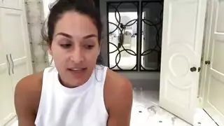 مشهد بيلا في الهواء الطلق وهي تمارس الجنس الفموي المزدوج مع أمبر وسينيوي يتحول إلى فيلم إباحي كامل