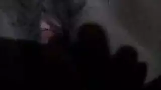 إباحية غرفة المعيشة: ديزي إنجي وزميلتها في مشهد قوي صريح