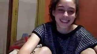 فيلم إباحي منفرد: سمراء تئن بصوت عال وهي تلمس نفسها في المنزل