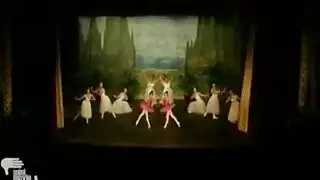 الراقصة النحيفة تلبّي كلّ خيال إباحي لأصدقائها المقربين